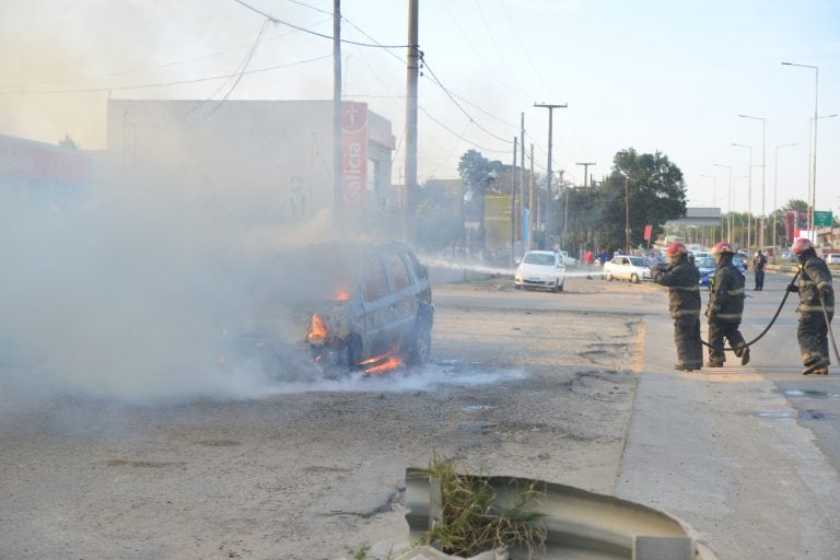 Camioneta incendiada.