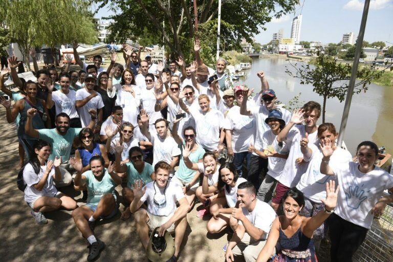 Retiran 800 kilos de basura del arroyo Ludueña