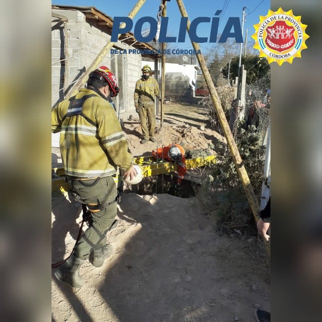 Momento en que rescatistas trabajaban en el pozo de unos ocho metros de profundidad. (Foto: prensa Policía Provincia de Córdboa).