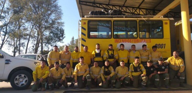 Los 21 combatientes jujeños que se encuentran en Bolivia colaborando en la lucha contra los incendios forestales, en la zona de la Chiquitanía.