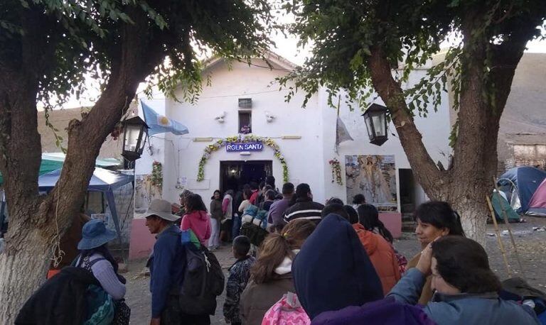 Los peregrinos hacen fila e ingresan lentamente al santuario, después de muchas horas de caminata.