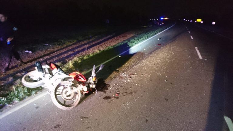 Cuando el tránsito estaba cerrado por otro siniestro, una moto terminó chocando un vehículo detenido y su conductor que iba sin casco, murió. (Min Seguridad)