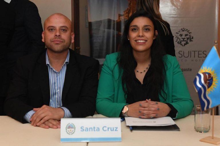 Secretaria de Estado Jessica Montiel junto al Director General Policía de Trabajo, Seguridad e Higiene de Zona Norte, Dr. Carlos Aparicio”.