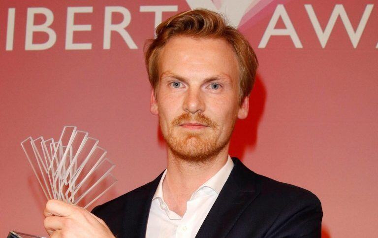 Relotius posa con su premio periodístico Reemtsma Liberty durante una gala celebrada en Berlín (Alemania) el 22 de marzo de 2017. Crédito: EFE/EventPress/Golejewski/EPA-EFE.