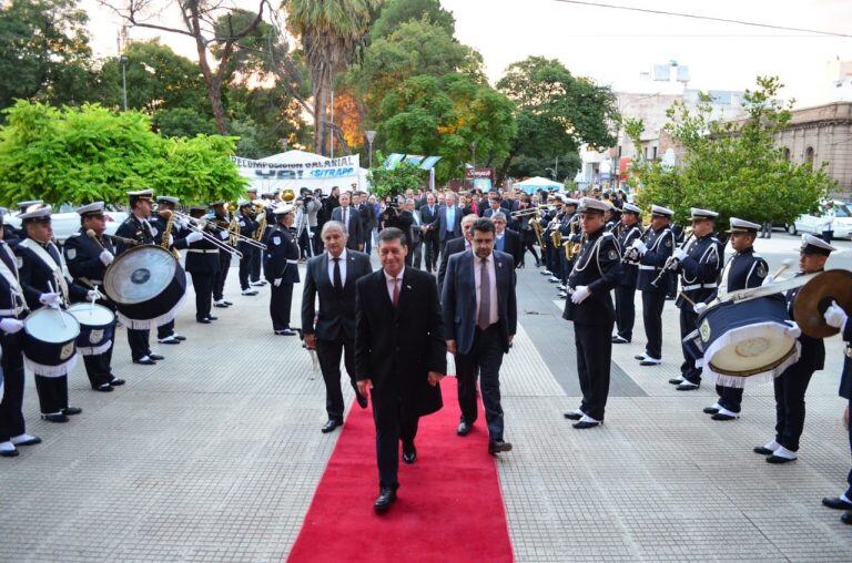 Tras el izamiento,  Casas se dirigió al Salón Blanco de Casa de Gobierno, donde tuvieron lugar lugar los tradicionales saludos protocolares.