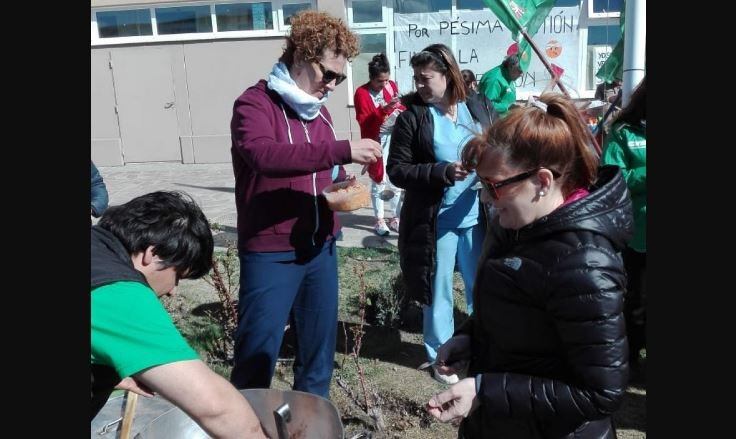 Foto de archivo - olla popular para los trabajadores dedl SAMIC