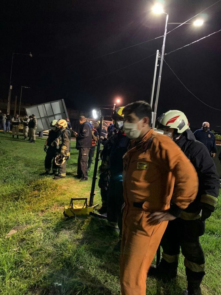 Un auto cayó al Riachuelo y el conductor murió (Foto: @EmergenciasBA)