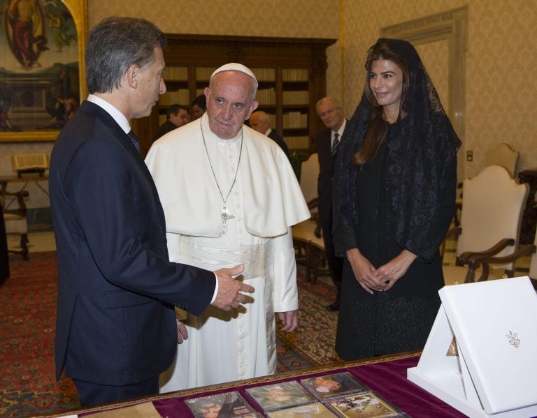 El presidente Mauricio Macri y su esposa Juliana Awada, hablan con el papa Francisco durante su viaje al Vaticano en febrero de 2016. Crédito: Claudio Onorati/pool photo via AP.