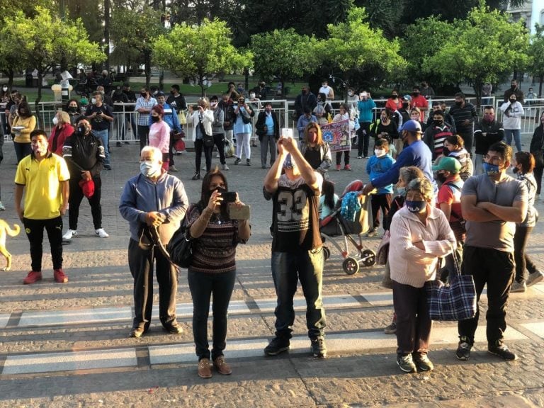 Los salteños se acercaron a orar frente a la Catedral tras un Milagro diferente (Qué Pasa Salta)