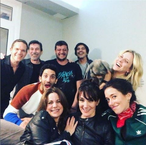 Carla Peterson junto al elenco de "100 días para enamorarse"