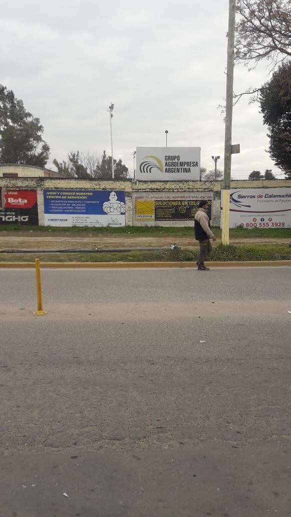 Poste de alumbrado público derribado por un camión, Alta Gracia.