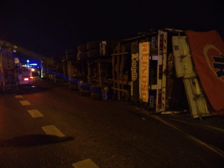 El camión transportaba fardos de cartón y terminó volcado en Circunvalación a la altura de Oroño. (Min. Seguridad)