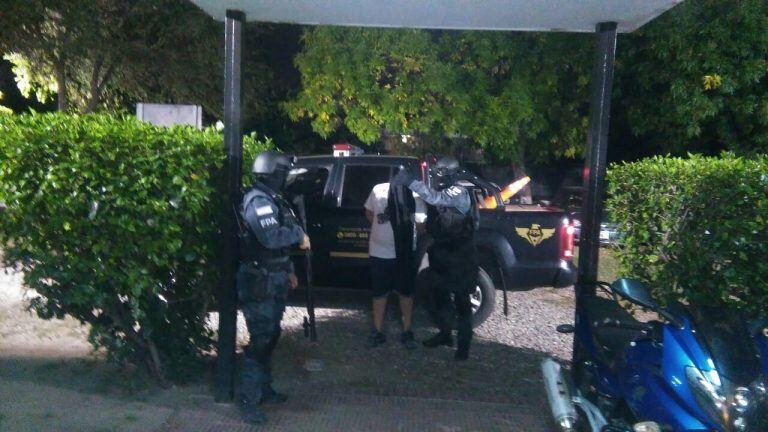 En barrio San Roque, fueron detenidos padre e hijo por vender cocaína.