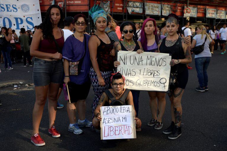 Multitudinaria marcha por el Día Internacional de la Mujer.