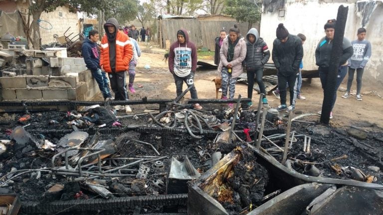 El incendio ocurrió en una vivienda de Villa Los 40 Guasos, en la zona de Ferreyra. Falleció una nena de 9 años y su melliza está muy grave.