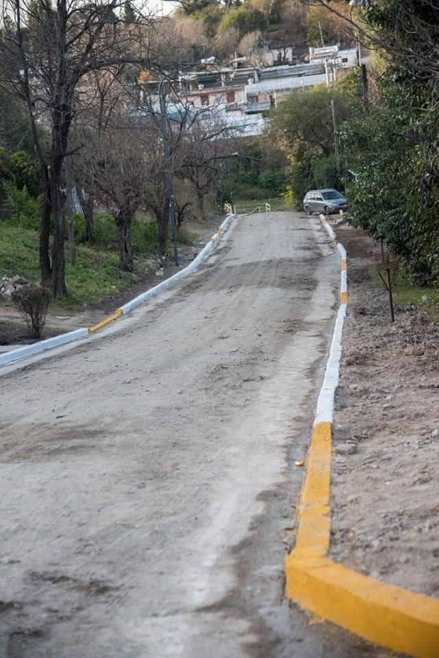 Obra de cordón cuneta en B° Villa Oviedo