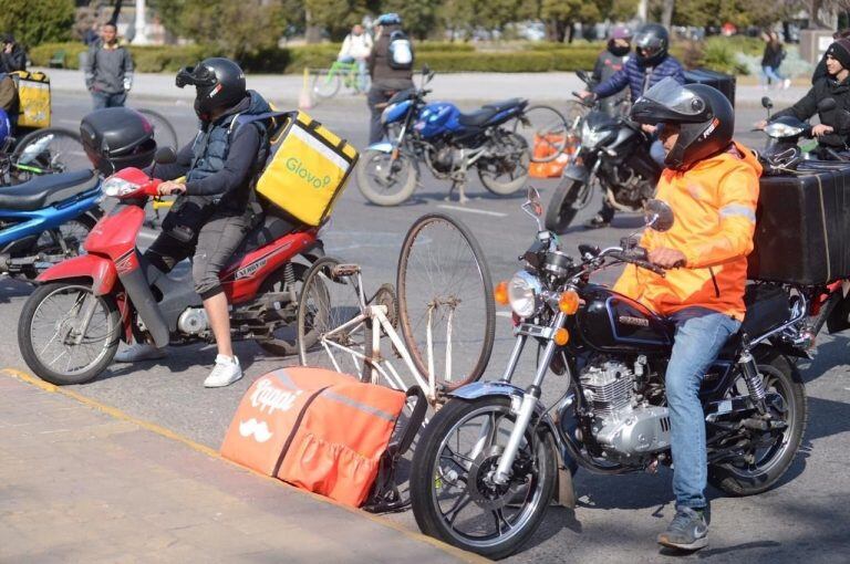 Repartidores de comida en La Plata (web).