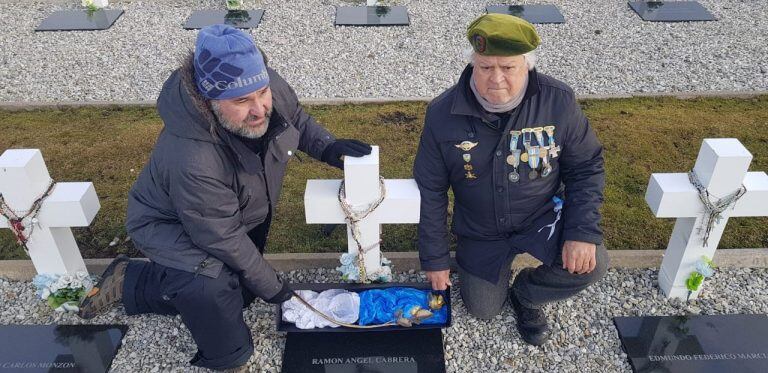 Ramón López y Adrián Mihoevich en el cementerio de Darwin. Homenaje llevando la "Rosa por la Paz"