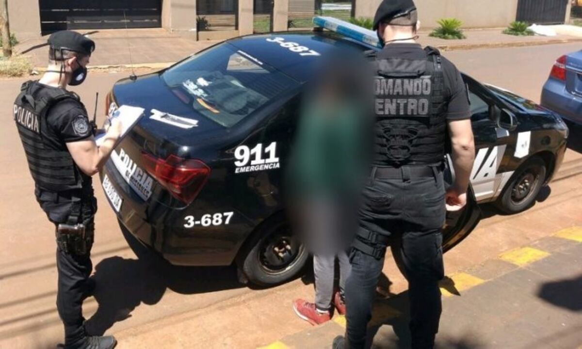 Un menor forzó la puerta de un auto estacionado y terminó detenido