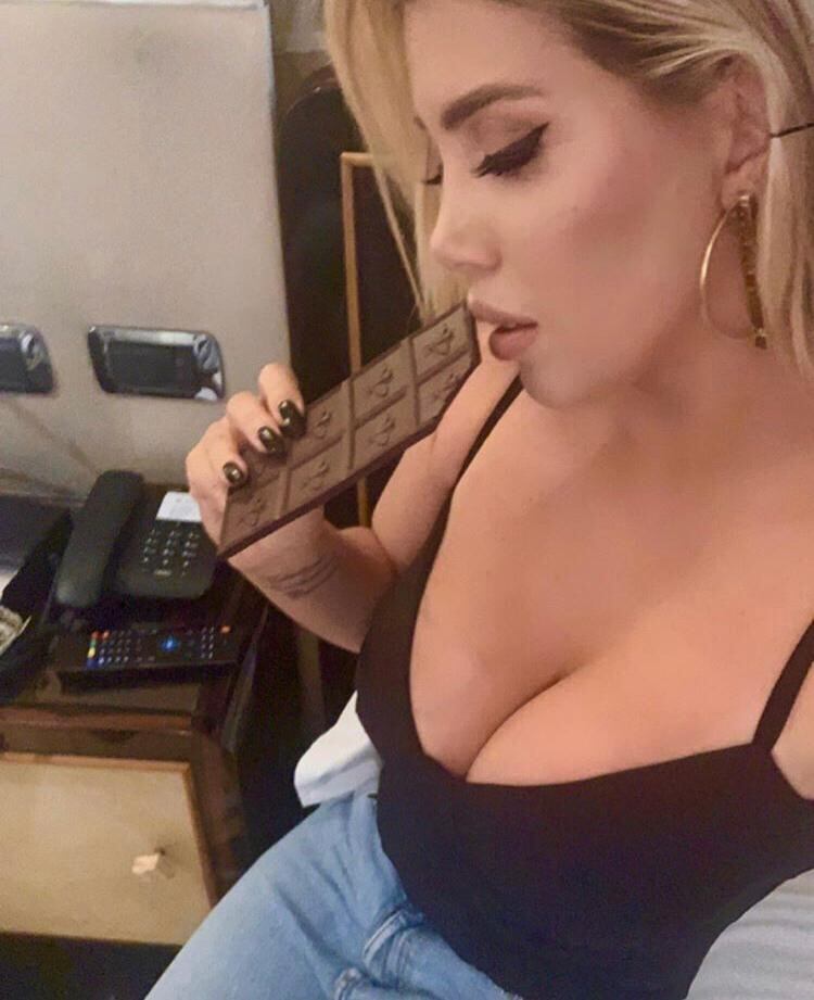 Wanda Nara publicó una foto sensual comiendo chocolate