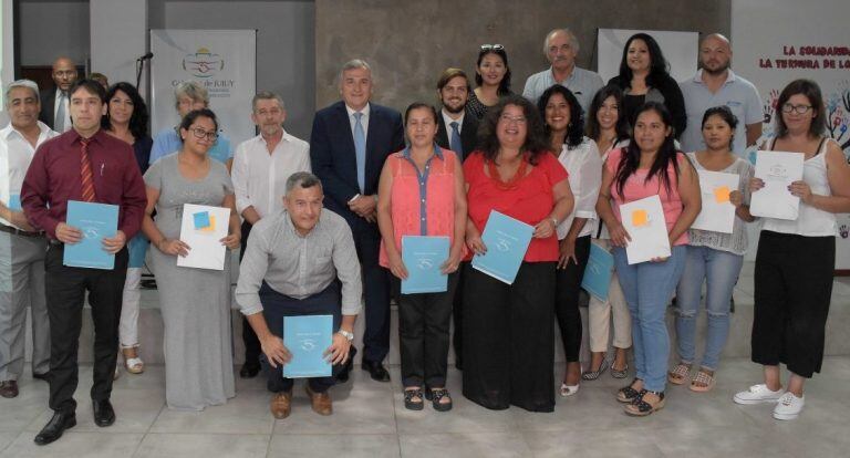 Empresarios, comerciantes y emprendedores, junto al gobernador Morales y el ministro Lello Ivasevich, tras la firma del acuerdo en la Ciudad Cultural.