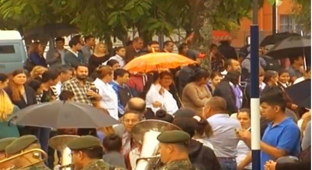 Una multitud acompañó la ceremonia a pesar de la copiosa lluvia