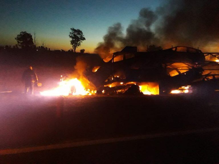 Personal de bomberos apagan el incendio del camión "mosquito"