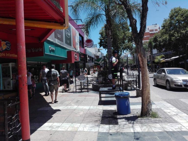 Poca gente en el centro carlospacense en esta previa navideña.