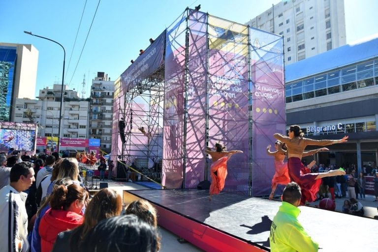 Inauguración del Viaducto Mitre con un espectáculo gratuito en Barrancas de Belgrano, en Buenos Aires (Foto: @GENTEDEMEDIOSok)