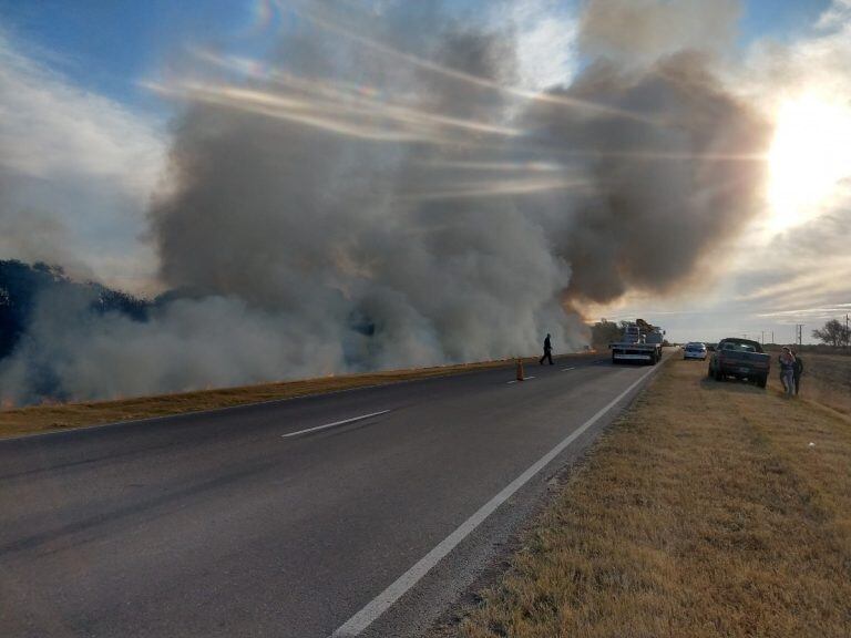 El vehículo se incendió al salir del pavimento