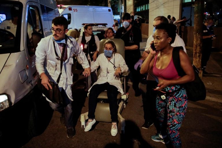 El fuego, que al parecer ya está controlado, se inició a partir de un cortocircuito en el generador de energía de uno de los edificios del Hospital Badim, situado en el barrio de Maracaná, en la zona norte de la ciudad. Crédito: EFE/Antonio Lacerda.