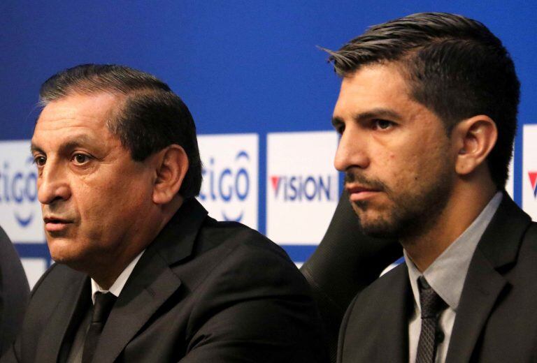 ASUNCIÓN (PARAGUAY), 14/06/2016.- El seleccionador de Paraguay, el argentino Ramón Díaz, habla en una rueda de prensa junto a su asistente técnico Emiliano Díaz (d) hoy, martes 14 de junio de 2016, en la sede de la Asociación Paraguaya de Futbol (APF) en Asunción (Paraguay). Ramón Díaz se despidió después de renunciar al cargo la semana pasada, tras la eliminación de Paraguay de la Copa América Centenario. EFE/Andrés Cristaldo Benítez asuncion paraguay ramon diaz emiliano anuncio renuncia del director tecnico de la seleccion paraguay futbol conferencia de prensa