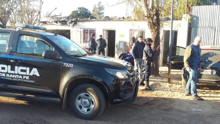 Los allanamientos en Baigorria se realizaron por el incendio del móvil policial.