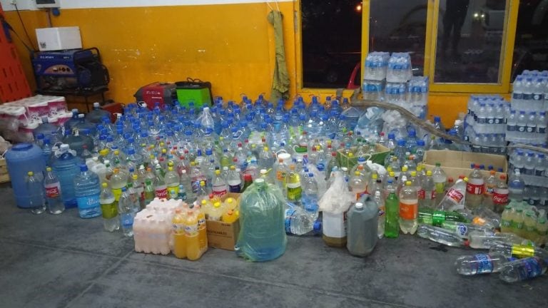 Las donaciones espontáneas de insumos para todos los efectivos involucrados. (Foto: Facebook / Grupo Alvaraz).