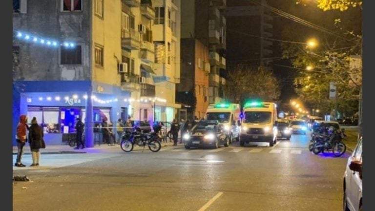 Hubo un gran despliegue en el bar Aqua de Santiago y Rivadavia donde ocurrió el homicidio. (Min. Seguridad)