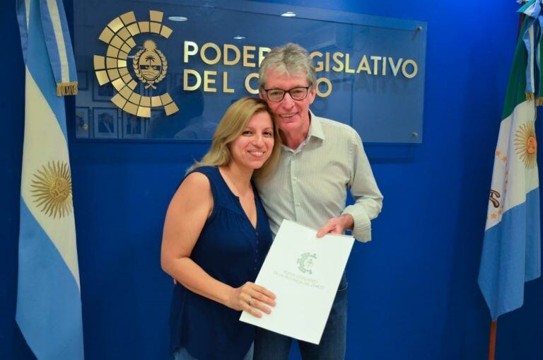 El presidente de la Cámara de Diputados del Chaco, Hugo Sager recibió a Viviana Núñez Rojas, voluntaria de "Elegí Luces", una campaña nacional que busca concientizar a la sociedad sobre el daño a niños y niñas con autismo que causa el uso de pirotecnia.