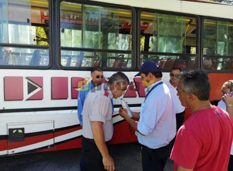 El chofer fue sometido al correspondiente test de alcoholemia. (Foto: Época)