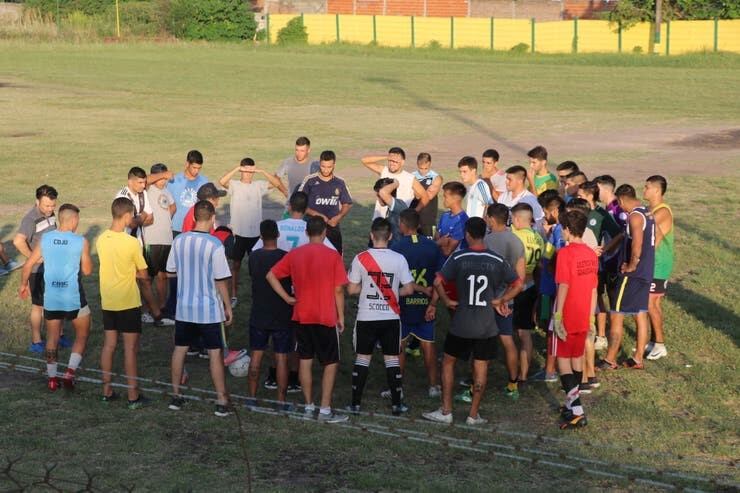 Marcos Rojo, en el plantel de su nuevo equipo (Crédito: Gentileza Feminismo militante)