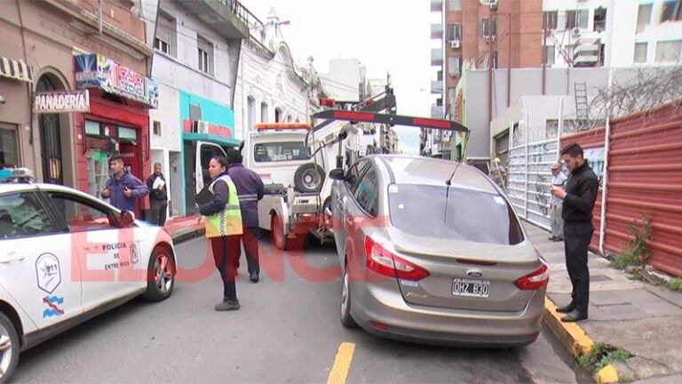 Se trató de un Ford Focus que se encontraba mal estacionado (ElOnce)