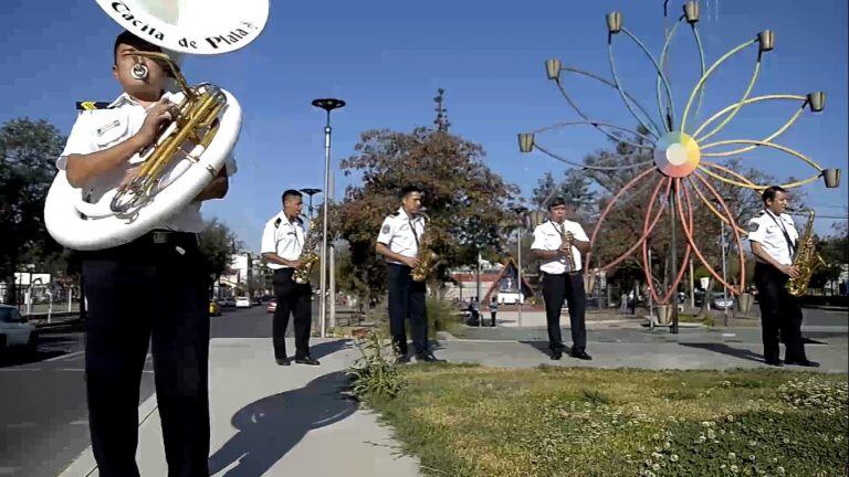 Parte de los integrantes de la Banda de Música "Tacita de Plata" de la Policía de la Provincia, que tributó homenaje a los estudiantes de Jujuy.