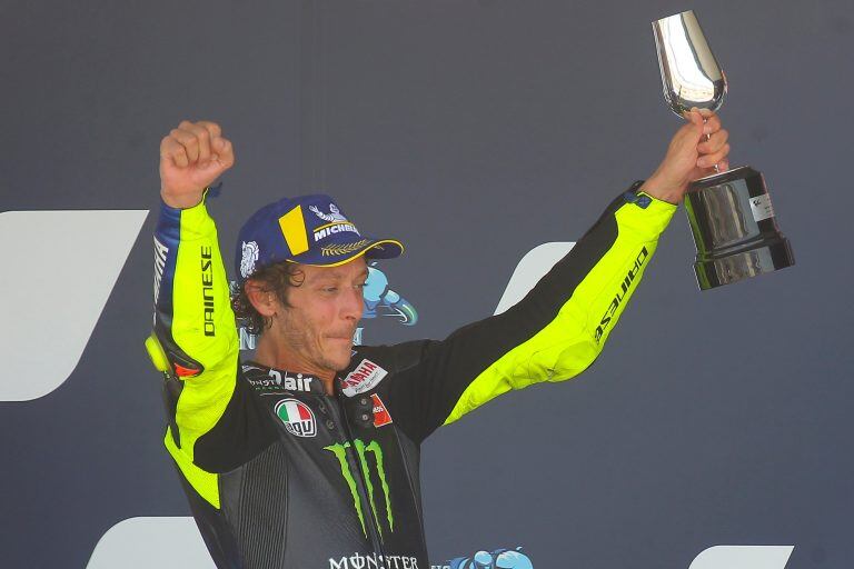 Valentino Rossi, celebrando el tercer lugar tras el Gran Premio de Andalucía, en el circuito Ángel Nieto de Jerez.