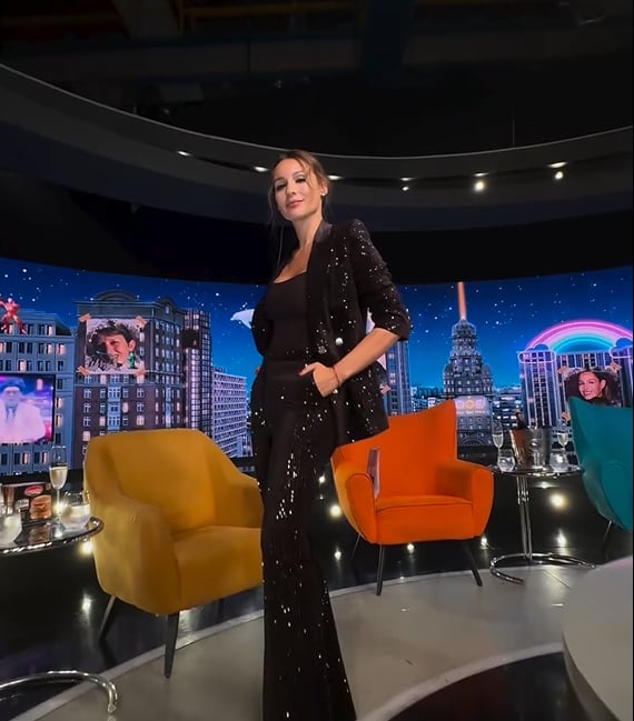 Pampita deslumbró a sus fans con un outfit sastrero a puro brillo