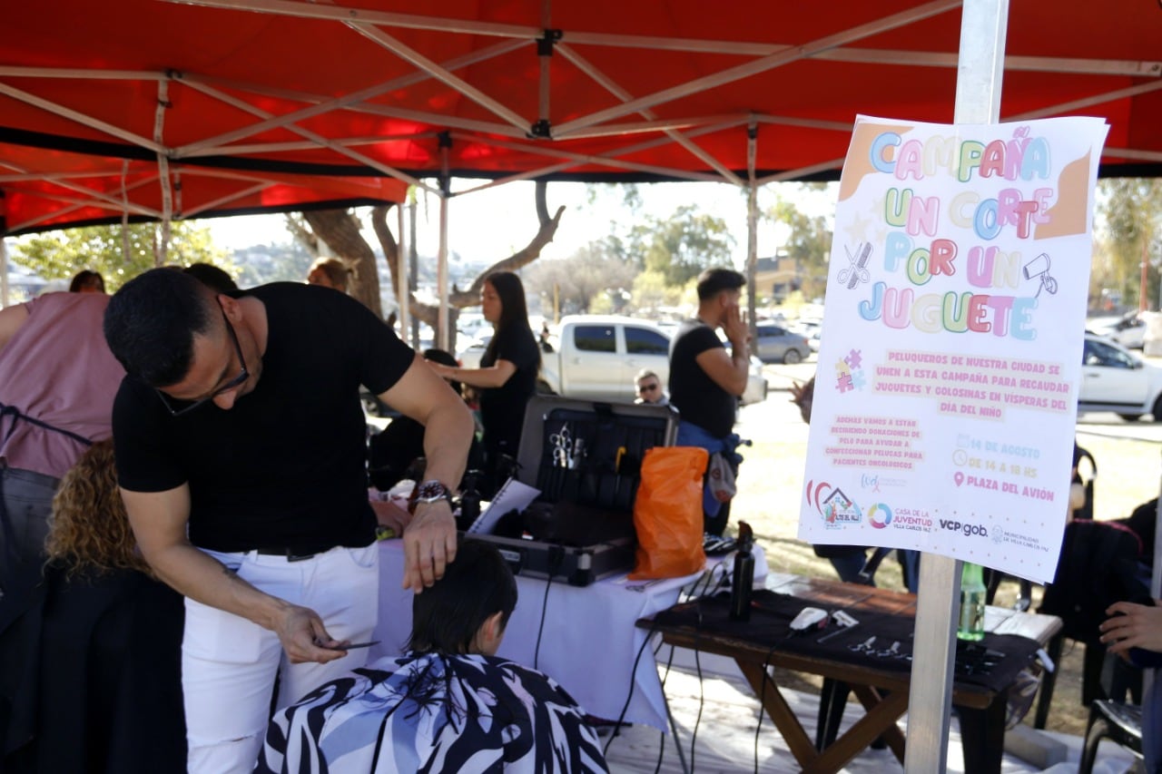 Movida solidaria Un Corte por un Juguete