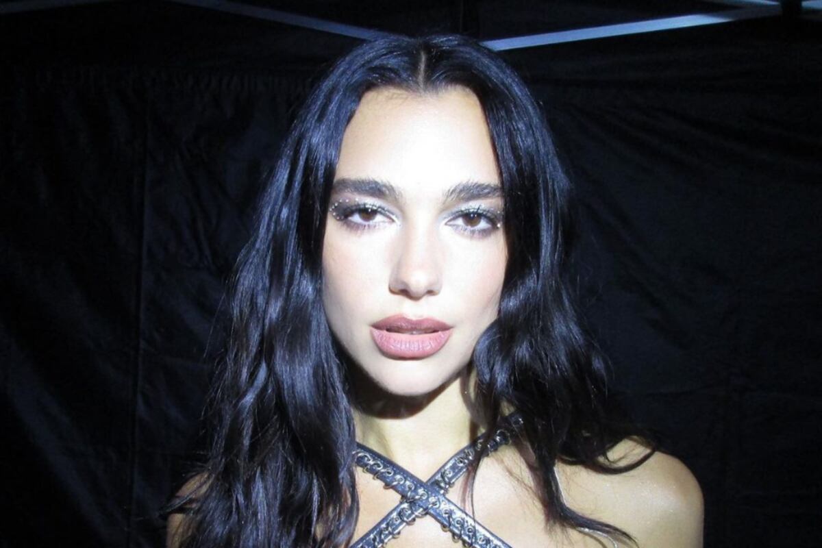 Con un vestido asimétrico y con transparencias Dua Lipa se llevó todas las miradas