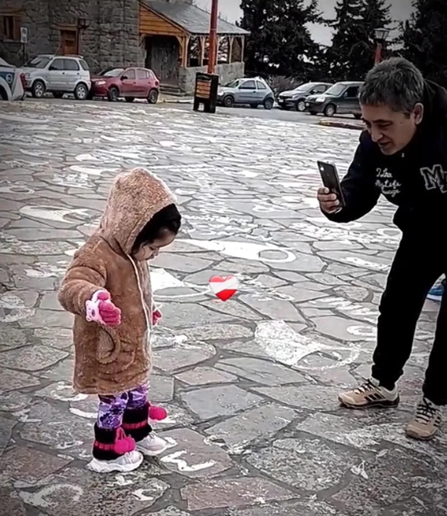 Huguito Flores junto a su pequeña hija. 