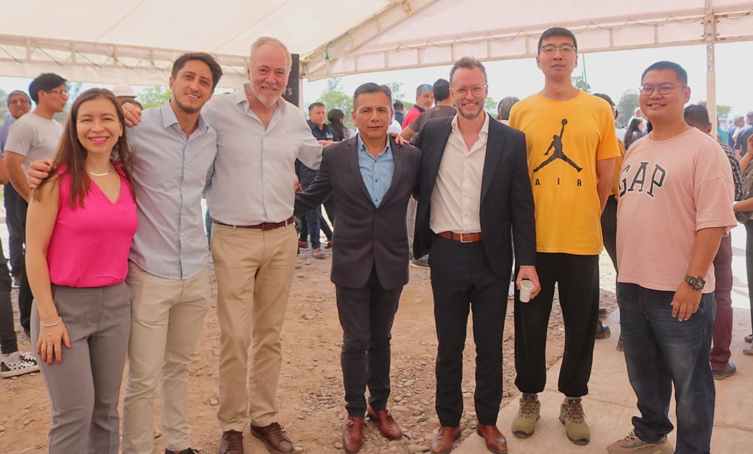 El secretario de Producción e Industria de Perico, Martín Miguel Llanos, junto a ejecutivos de empresas instaladas en el Parque Industrial de esa ciudad jujeña.