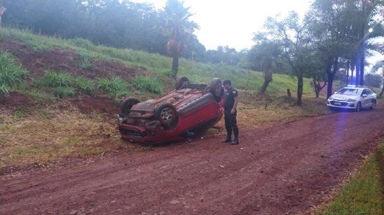 Despistó y volcó un vehículo en Oberá: sin heridos.