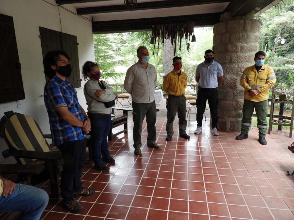 Vecinos junto a Bomberos Voluntarios de Tanti.