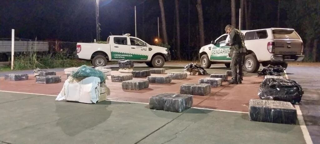 Encuentran marihuana escondida entre las malezas en 9 de Julio.