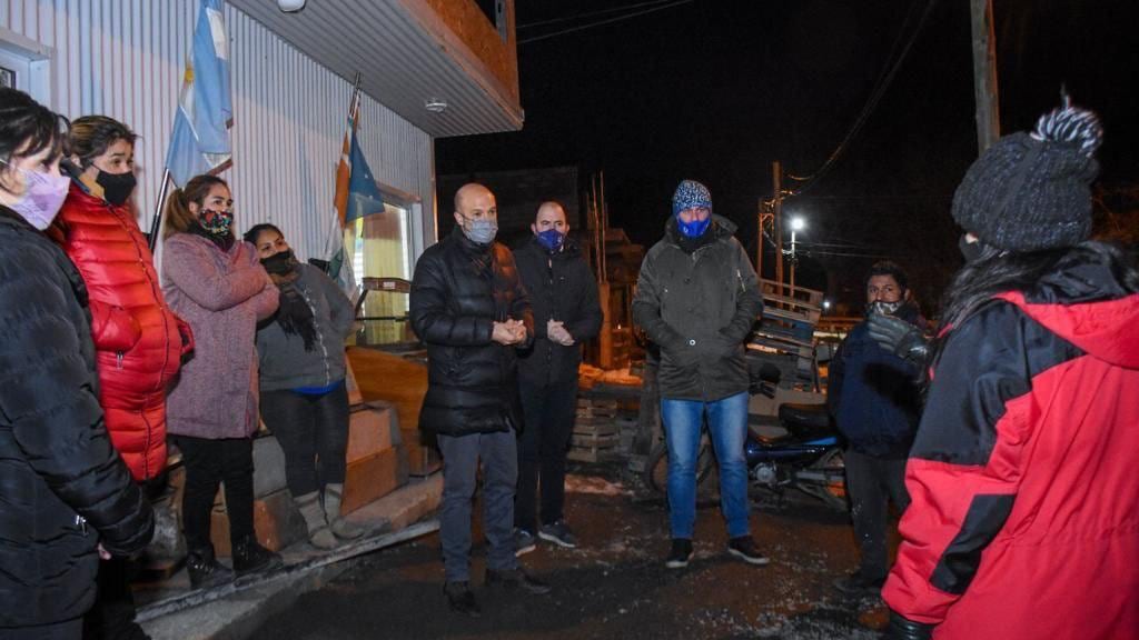 Atención al Vecino y UISE conversaron con vecinos del B° de Andorra sobre los nuevos recorridos y frecuencias que se implementarán en el transporte público.